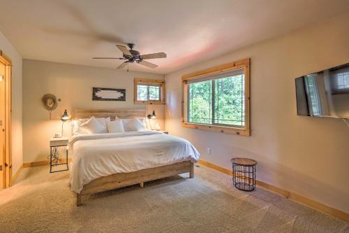 Ronald的住宿－Cle Elum Lake Home with Hot Tub and Mountain Views，一间卧室配有一张床和吊扇