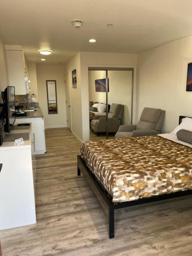 a bedroom with a bed and a living room with a couch at Villa Alamari Inn and Suites in Kerman