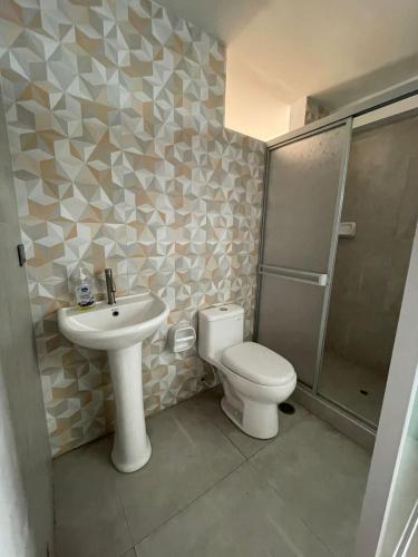 uma casa de banho com um WC, um lavatório e um chuveiro em Hermosa departamento vanguardista c/ balcon . em Trujillo