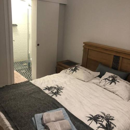 a bedroom with a bed with palm trees on it at Stunning four bedroom duplex in central Raanana in Ra‘ananna