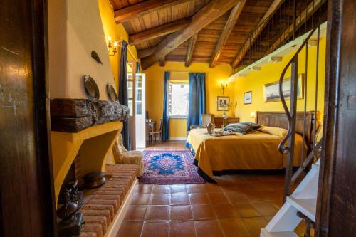 ein Schlafzimmer mit einem Bett und gelben Wänden in der Unterkunft Villa Bricco dei Cogni in La Morra