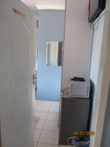 Eldhús eða eldhúskrókur á PS GOOD TIME GUEST HOUSE 53 ALDRED STREET FREEMANVILLE KLERKSDORP