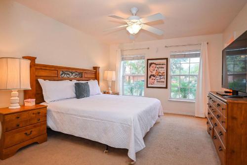 - une chambre avec un lit et un ventilateur de plafond dans l'établissement Cozy family vacation with large pool near Disney, à Davenport
