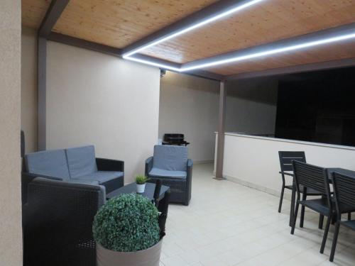 a living room with chairs and a table at Focu e Mari in Mascali