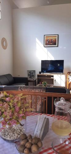 una sala de estar con una mesa con comida. en Cabaña VILLA ANGÉLICA-LUNAHUANA, en Lunahuaná