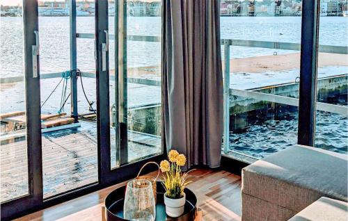 uma sala de estar com vista para a água em Gorgeous Ship In Vstervik With Wifi em Västervik