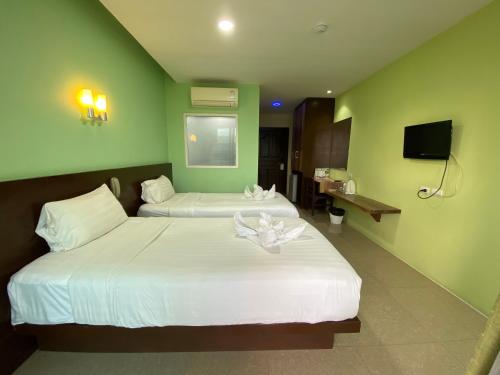 Ένα ή περισσότερα κρεβάτια σε δωμάτιο στο 77 Patong Hotel & Spa