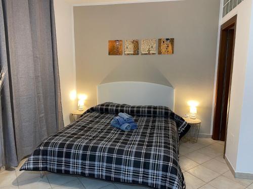 una camera con un letto con una coperta a quadri di Civico 2 a Sassari