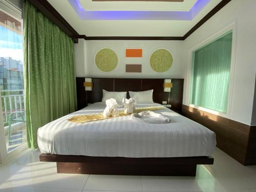 Ένα ή περισσότερα κρεβάτια σε δωμάτιο στο 77 Patong Hotel & Spa