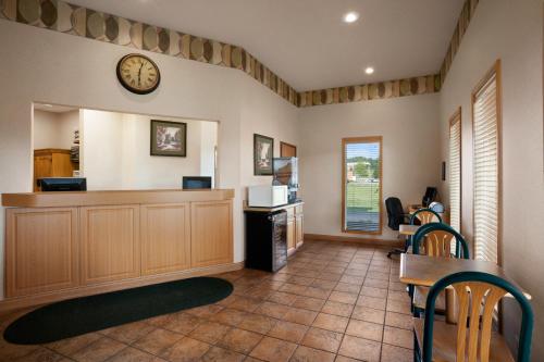 Kuchyň nebo kuchyňský kout v ubytování Super 8 by Wyndham Collinsville St. Louis