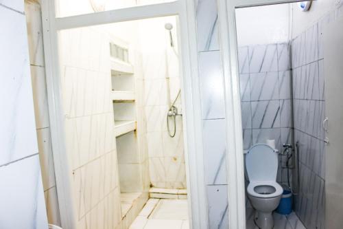 ein Bad mit einem WC und einer Dusche in der Unterkunft Cordoba Pension in Chefchaouen