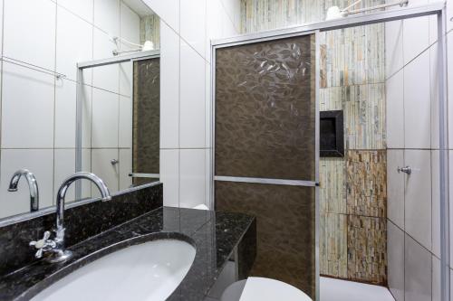 uma casa de banho com um lavatório e um chuveiro em POUSADA SALOME em Bonito