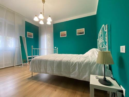 a bedroom with a bed and a green wall at Casa vacanze La leonessa in Brescia
