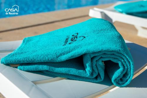 ein blaues Handtuch auf einer Schachtel in der Unterkunft Casa de Naceiros - Ponte de Lima in Viana do Castelo