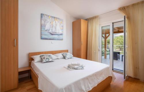 מיטה או מיטות בחדר ב-4 Bedroom Amazing Home In Kastel Novi