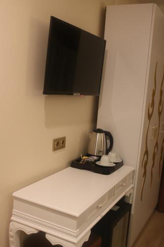 TV a/nebo společenská místnost v ubytování BOSS To HOTEL TAKSİM