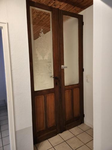 a room with a wooden door in a room at Gästehaus Beurener Mühle in Bad Bertrich