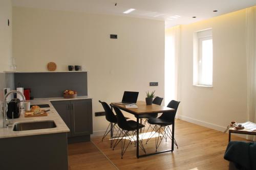 una cocina con mesa y sillas con ordenador portátil. en Hotel Boutique Astorga, en Valladolid