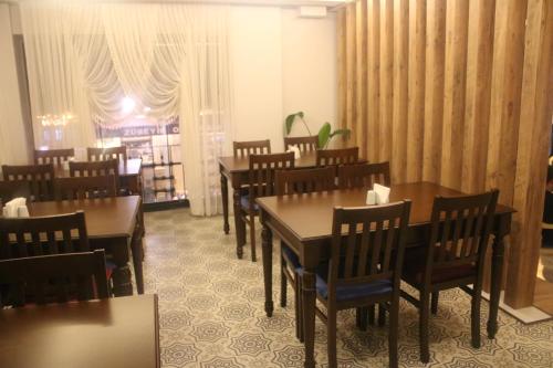 una sala da pranzo con tavoli e sedie in legno di Boss To Hotel Taksim a Istanbul