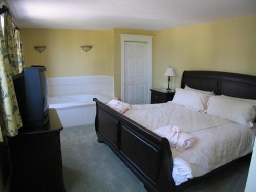 A bed or beds in a room at Shining Waters Country Inn