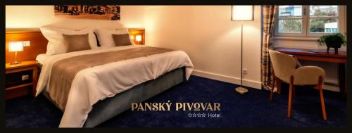 Tempat tidur dalam kamar di Hotel Panský Pivovar