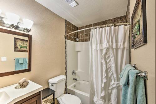 y baño con ducha, aseo y lavamanos. en Modern Mesa Apt with Pool Access Walk to Sloan Park, en Mesa