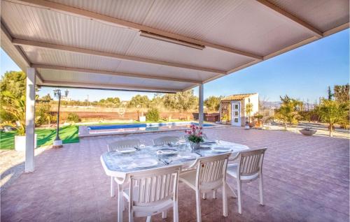 - patio z białym stołem i krzesłami w obiekcie Cozy Home In Molina De Segura w mieście Molina de Segura