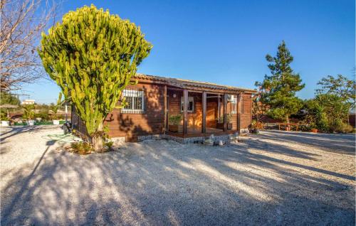 dom z drzewem przed nim w obiekcie Cozy Home In Molina De Segura w mieście Molina de Segura