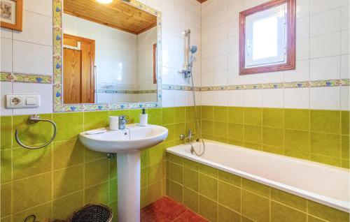 baño verde y blanco con lavabo y bañera en Awesome Home In Molina De Segura With Kitchen, en Molina de Segura