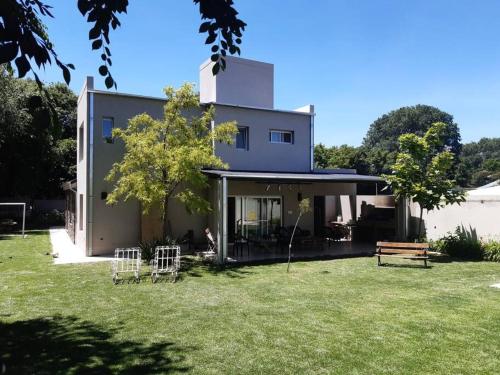 Casa con pileta, parrilla y amplio jardín