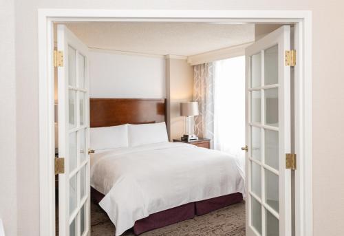 Postel nebo postele na pokoji v ubytování Chicago Marriott Suites Deerfield