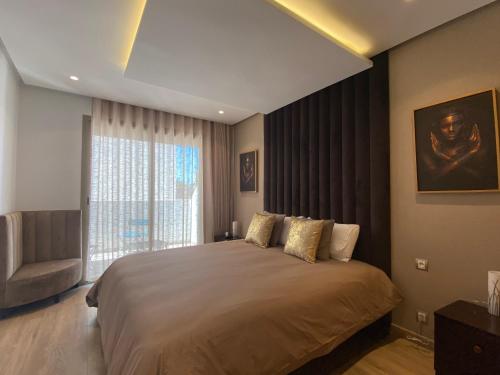 Un dormitorio con una cama grande y una ventana en CORNICHE CASABLANCA - SUBLIME F2 NEUF, en Casablanca