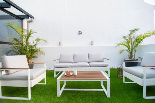 a living room with two chairs and a coffee table at Laguna Home & Suites in La Laguna