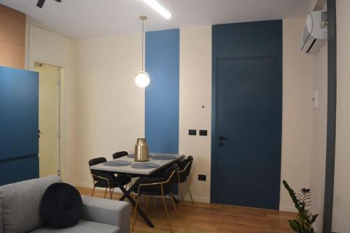 sala de estar con mesa y puerta azul en Sphinx Apartment, en Durrës