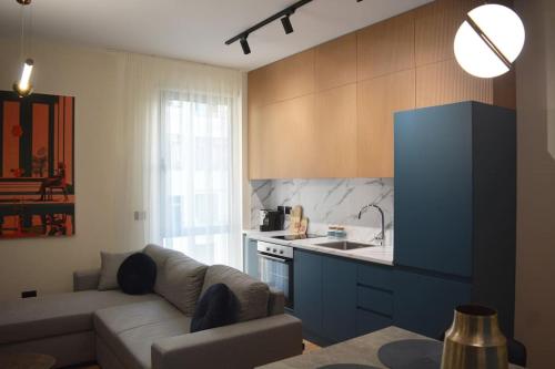 sala de estar con sofá y cocina en Sphinx Apartment, en Durrës