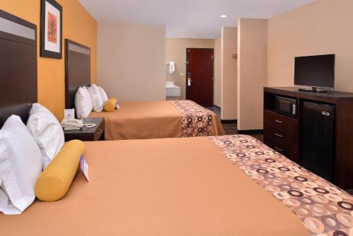 En eller flere senger på et rom på Americas Best Value Inn & Suites Madera