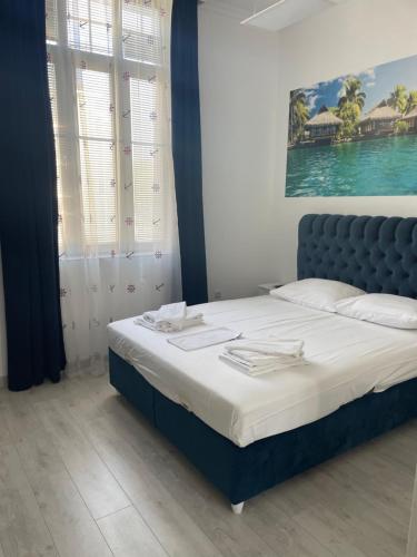 um quarto com uma cama com uma cabeceira azul em Seaman's house em Burgas