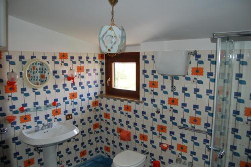y baño con lavabo y aseo. en Villetta degli Ulivi, en Santa Rufina