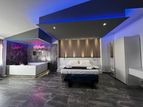 a bedroom with a bed and a tub in a room at B&B Del Centro e SPA in Partinico
