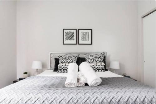 a bedroom with a white bed with white sheets and pillows at CUTE & COZY/TQL stadium/ Findlay Market/Brewery in Cincinnati