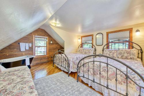 - une chambre avec 2 lits dans une maison dans l'établissement Clyde Papa Bear Cabin, Near Smoky Mountains!, à Clyde