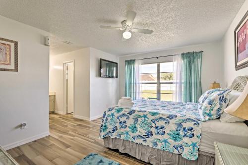 una camera con letto e finestra di Kissimmee Home with Game Room, 7 Mi to Disney Parks! a Orlando