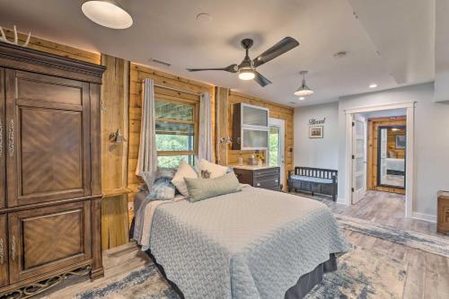 een slaapkamer met een bed en een houten muur bij Cozy Wisconsin Studio, 11 Mi to Lake Geneva! in Burlington