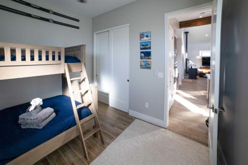 Tempat tidur susun dalam kamar di Modern Flagstaff Escape with Grill about 3 Mi to Dtwn!