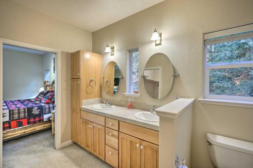 uma casa de banho com 2 lavatórios, um WC e um espelho. em Sonora Home with Pool Table, Grill and 2 Balconies em Sonora