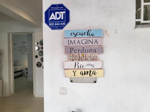 Ein Stapel Bücher hängt an einer Wand in der Unterkunft Casa Diana by HelloApartments in Costa Del Silencio