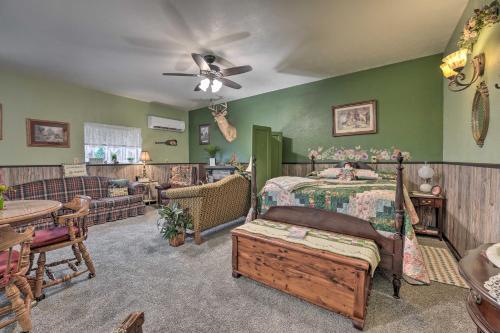 ein Schlafzimmer mit grünen Wänden, einem Bett und einer Decke in der Unterkunft Cozy Goshen Farm Studio Ideal for Extended Stays! in Goshen