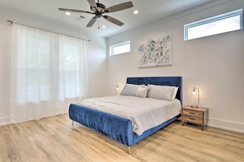 una camera con letto blu e ventilatore a soffitto di Coastal Waveland House half Block to Pub Beach a Waveland