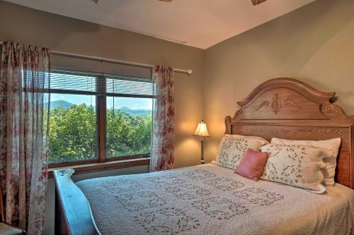 Postel nebo postele na pokoji v ubytování Hilltop Home with Panoramic Forest and Mountain Views!