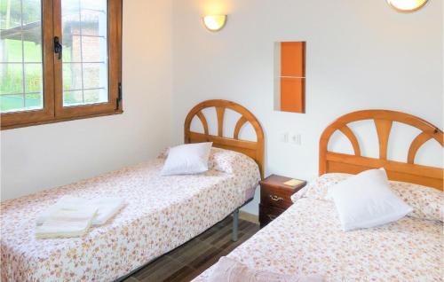 Llit o llits en una habitació de Gorgeous Home In Corredoria With Kitchenette